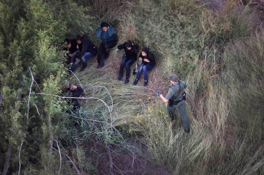 U.S. border patrol agent detains undocumented immigrants
