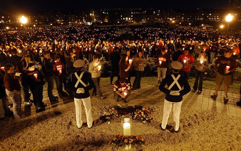 Candlelight vigil for victims of Virginia Tech shooting - CBS DC