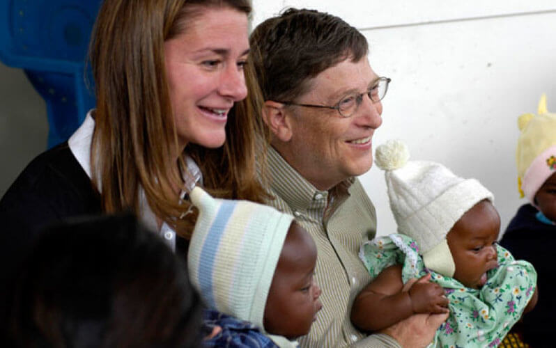 Bill and Melinda Gates hold babies at the Manhica Health Research Center in Mozambique - HowStuffWorks