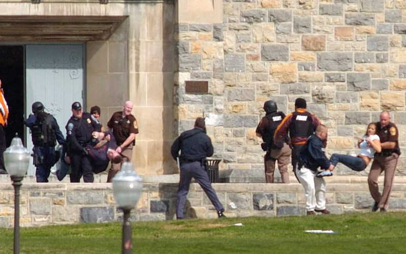 Police carry injured students out of Norris Hall at Virginia Tech - NYDailyNews.com